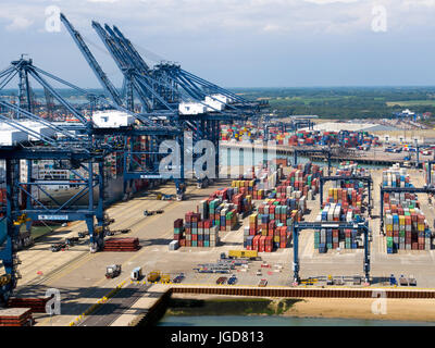 Une vue aérienne du port de Felixstowe dans le Suffolk Banque D'Images