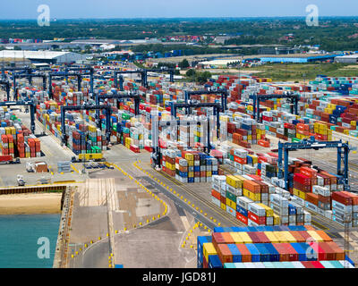 Une vue aérienne du port de Felixstowe dans le Suffolk Banque D'Images