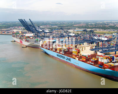 Une vue aérienne du port de Felixstowe dans le Suffolk Banque D'Images