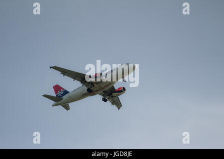 La Serbie - Serbe airlines jet avion du passager à l'atterrissage à basse altitude au-dessus de ciel bleu ; Airbus Banque D'Images