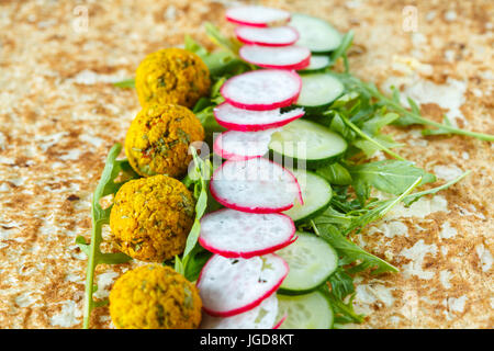 Falafel Vegan wraps avec salade et l'hoummos. L'amour pour une saine nourriture vegan concept. Banque D'Images