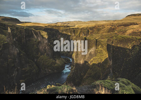 La belle vue de Fjadrargljufur, qui est un canyon dans le sud-est de l'Islande. Banque D'Images