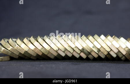 Une ligne horizontale de New British pound coins, juillet 2017, UK Banque D'Images