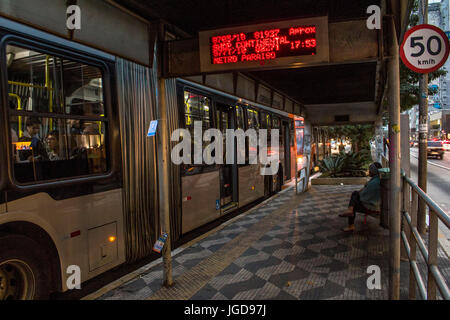 Bus stop Paulista, 2016, rue de la Consolation, l'Avenue Paulista, Capitale, São Paulo, Brésil. Banque D'Images