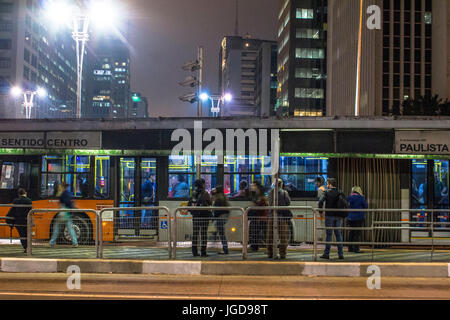 Arrêt de bus à Paulista, Rua da Consolação, 2016 L'Avenida Paulista, Sao Paulo, Brésil. Banque D'Images