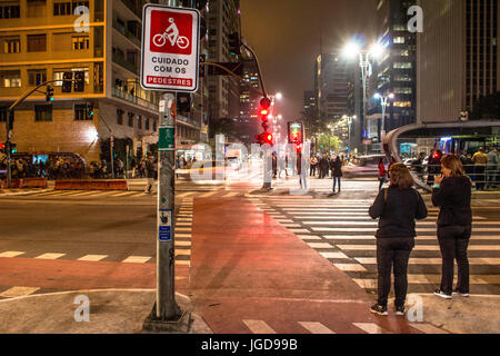 Passage pour piétons, Arrêt de Bus Paulista, Rua da Consolação, 2016 L'Avenida Paulista, Sao Paulo, Brésil. Banque D'Images