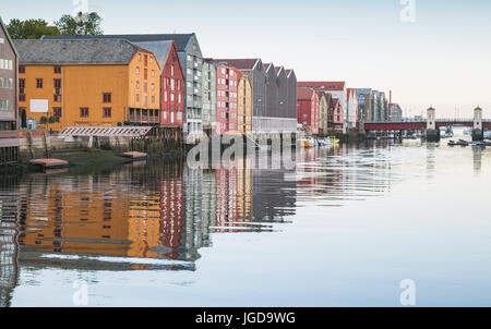 Maisons en bois vivant dans une rangée le long de la côte de la rivière. Trondheim, Norvège Banque D'Images