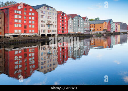 Maisons en bois coloré vivant dans une rangée le long de la côte de la rivière. Trondheim, Norvège Banque D'Images