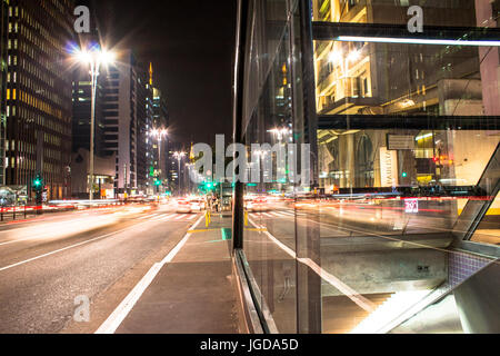 Mouvement, nuit, l'Avenue Paulista, 24/09/2015, Capitale, São Paulo, Brésil. Banque D'Images