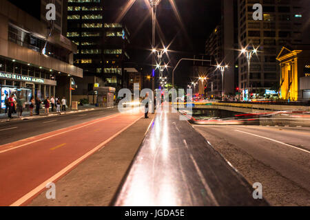 Mouvement, nuit, l'Avenue Paulista, 24/09/2015, Capitale, São Paulo, Brésil. Banque D'Images