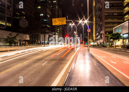 Mouvement, nuit, l'Avenue Paulista, 24/09/2015, Capitale, São Paulo, Brésil. Banque D'Images