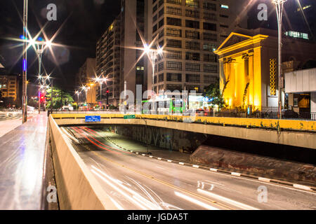 Mouvement, nuit, l'Avenue Paulista, 24/09/2015, Capitale, São Paulo, Brésil. Banque D'Images