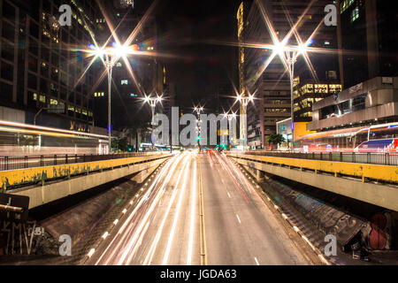 Mouvement, nuit, l'Avenue Paulista, 24/09/2015, Capitale, São Paulo, Brésil. Banque D'Images