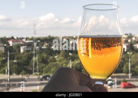 Soleil brille à travers la bière dans le verre Banque D'Images