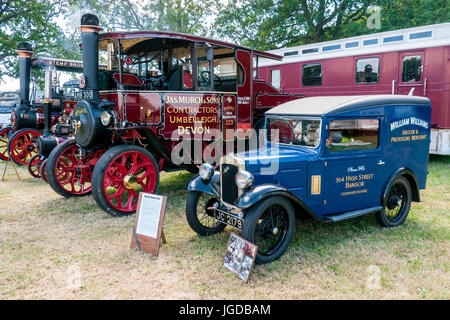 Les moteurs de traction agricole le long du côté d'un Austin Seven vintage van commercial à un rallye à vapeur Banque D'Images