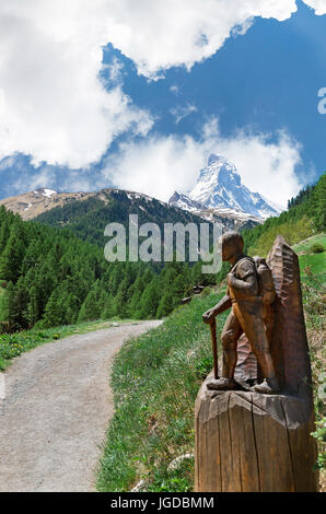 Route avec vue sur le Mont Cervin Suisse Banque D'Images