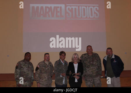 Battle Group Pologne Commandant, le Lieutenant-colonel Steven Gventer et sergent-major de commandement Joe Chadwick posent avec Sony Vice-président principal Rana Matthes (quatrième à partir de la gauche), Vice-président régional AAFES Elizabeth A. Goodman-Bluhm (troisième à partir de la gauche) et sergent-major AFFES Eliecer M. Quintero, Jr. avant un examen préalable à l'avance du nouveau Spiderman Retour film exclusivement pour les soldats à Bemowo Piskie Zone formation le 30 juin. La formation multinationale unique, des États-Unis, du Royaume-Uni et de soldats roumains servir avec la 15e Brigade mécanisée polonaise comme une force de dissuasion dans le nord-est de la Pologne à l'appui o Banque D'Images
