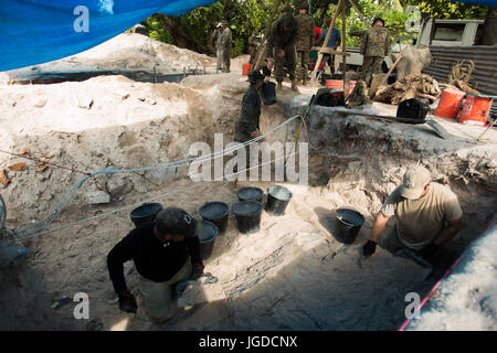 L'ÎLE Betio, Tarawa, Kiribati ATOLL- Marines et les marins à la Task Force 17 Koa Moana saleté de transport afin d'aider une équipe archéologique à un charnier de la Seconde Guerre mondiale, l'excavation, le 13 juin 2017, dans l'Île Betio, Tarawa, Kiribati Atoll. Les Marines et les marins qui ont été incapables de travailler avec les os fragiles de la personne décédée, de sorte qu'ils ont aidé avec de remplissage de trous et de transporter la saleté. Pas de photos de la demeure ont été prises afin de respecter les défunts et leurs familles. (U.S. Marine Corps photo par le Sgt. Douglas D. Simons) Banque D'Images