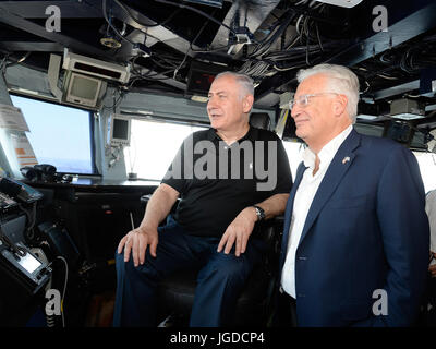 Ambassadeur des États-Unis en Israël David Friedman et commandant des Forces navales des États-Unis, l'Europe et l'Afrique Adm. Michelle Howard, a accueilli le Premier ministre israélien Benjamin Netanyahu à bord de la classe Nimitz USS George H. W. Bush (CVN 77), ancré au large de la côte de Haïfa, Israël, le lundi 3 juillet 2017. Le Premier Ministre Netanyahu a été accompagné par le ministre des Transports Israël Katz, maire de Haïfa, Yona Yahav, et sous-chef d'état-major de Tsahal, le général Aviv Kochavi. Le Premier Ministre Netanyahu et la délégation israélienne ont visité le navire par Adm arrière. Kenneth Whitesell, commandant du Groupe aéronaval 2, un Banque D'Images