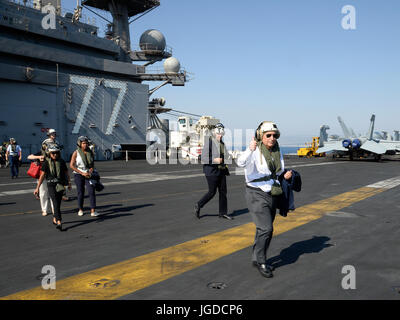 Ambassadeur des États-Unis en Israël David Friedman et commandant des Forces navales des États-Unis, l'Europe et l'Afrique Adm. Michelle Howard, a accueilli le Premier ministre israélien Benjamin Netanyahu à bord de la classe Nimitz USS George H. W. Bush (CVN 77), ancré au large de la côte de Haïfa, Israël, le lundi 3 juillet 2017. Le Premier Ministre Netanyahu a été accompagné par le ministre des Transports Israël Katz, maire de Haïfa, Yona Yahav, et sous-chef d'état-major de Tsahal, le général Aviv Kochavi. Le Premier Ministre Netanyahu et la délégation israélienne ont visité le navire par Adm arrière. Kenneth Whitesell, commandant du Groupe aéronaval 2, un Banque D'Images