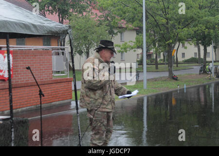 Battle Group Pologne Commandant, le Lieutenant-colonel Steven Gventer, adresses des soldats du groupement tactique avant les événements au niveau du groupement tactique du premier jour de l'indépendance Fête nationale à Bemowo Piskie Zone de formation le 4 juillet. Cette année, la maison de vacances a tenu une signification particulière pour la bataille des soldats américains du groupe qu'ils ont pu partager un jour de l'indépendance traditionnelle célébration avec leurs partenaires roumains et britanniques stationnés avec eux en Pologne. (U.S. Photo par le Sgt armée Jimmy Golden/libérés) Banque D'Images