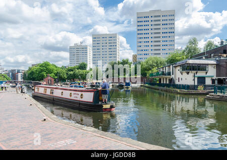 Narrowboats sur le canal qui traverse à Birmingham Brindley Place Banque D'Images