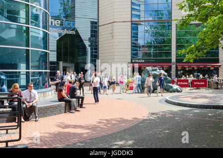 Les participants de la conférence à l'extérieur du Centre International des Congrès ICC à Brindley Place, Birmingham Banque D'Images