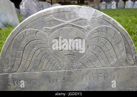 Tête de mort ailée sur les pierres tombales de copps hill Burying Ground Boston USA Banque D'Images