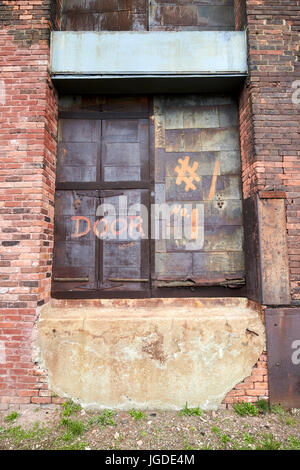 Les portes métalliques sur les magasins hoosac old brick warehouse laine Charlestown Navy Yard Boston USA Banque D'Images