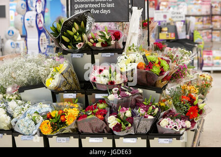 Des fleurs fraîches pour la vente dans un supermarché Tesco Banque D'Images