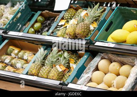 fruits exotiques frais sur les étagères en solde supermarché tesco le royaume-uni Banque D'Images