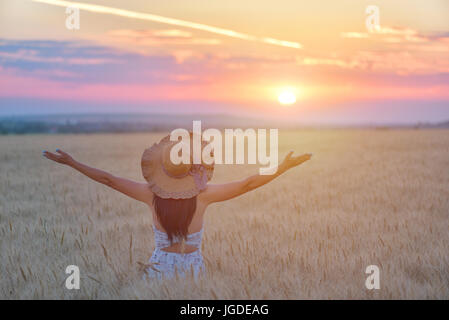 Sensation de femme libre, heureux et aimé dans un magnifique cadre naturel à sunet Banque D'Images