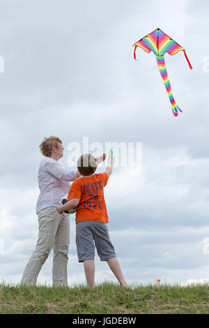 Mère et fils flying kite Banque D'Images