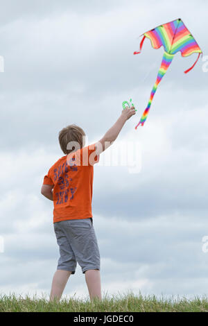 Jeune garçon flying kite Banque D'Images