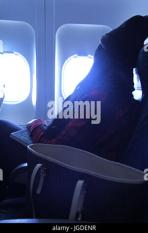 Silhouette de femme à l'intérieur de l'avion, l'Aéroport International de Detroit, Detroit, Michigan, United States. Banque D'Images