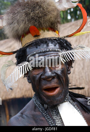 DANI VILLAGE, WAMENA, Irian Jaya, Nouvelle Guinée, Indonésie - 25 juillet 2009 : Portrait Dani tribe guerrier. Banque D'Images