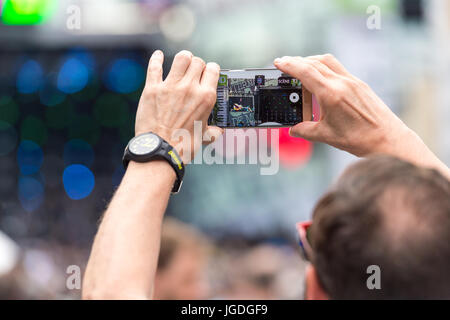 Montréal, le 2 juillet 2017 : smart phone pour filmer un concert au festival de jazz de Montréal Banque D'Images