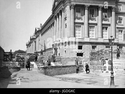 COMMUNE DE PARIS à mai 1871. Des barricades devant l'Hôtel de la Marine à l'angle de la Place de la Concorde et la rue de Rivoli Banque D'Images