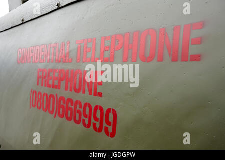 Numéro de téléphone confidentiels peint sur le côté d'un landrover de l'armée britannique en Irlande du Nord Royaume-Uni troubles Banque D'Images