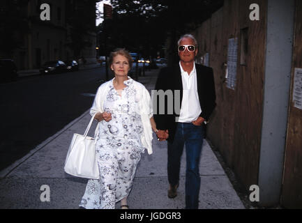 Paul Newman et Joanne Woodward assiste à une représentation du New York City Ballet au Lincoln Center à New York. 25 mai, 1993 © RTWM / MediaPunch Banque D'Images