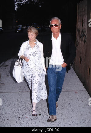 Paul Newman et Joanne Woodward assiste à une représentation du New York City Ballet au Lincoln Center à New York. 25 mai, 1993 © RTWM / MediaPunch Banque D'Images