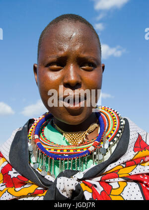 KENYA, Masai Mara - 19 juillet 2011 : Portrait d'un Masaï en vêtements traditionnels. Banque D'Images