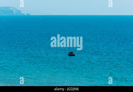 Bateau de pêche sur l'océan, la pêche récréative, réservoir d'eau, se détendre et de loisirs actifs, de la mer Banque D'Images