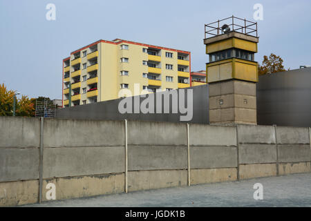 L'un des derniers Allemands de l'Est tour de garde veille sur la mort d'une bande au Bernauer Strasse et aujourd'hui fait partie de le Mémorial du Mur de Berlin. Banque D'Images