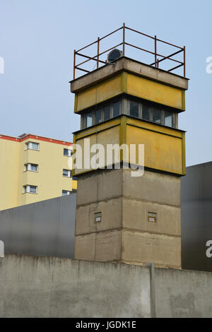 L'un des derniers Allemands de l'Est tour de garde veille sur la mort d'une bande au Bernauer Strasse et aujourd'hui fait partie de le Mémorial du Mur de Berlin. Banque D'Images