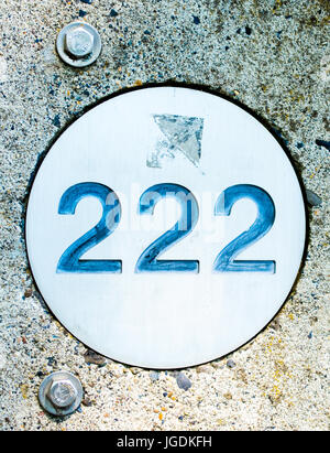 Numéro 222 désignation sur le marqueur de ciment le long de la rivière Willamette à Portland, Oregon Banque D'Images