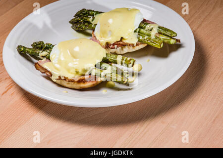 Sandwich œuf poché aux asperges sur muffin anglais Banque D'Images