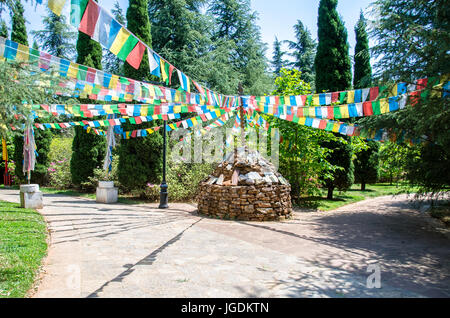 Tibetan tas de pierres avec des drapeaux de prière Tibetains dans le village tibétain qui est situé au Village du Yunnan, Chine. Nationalités Banque D'Images
