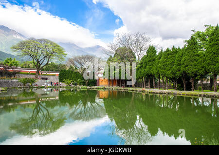 Kunming, Chine - Avril 20,2017 : magnifique lac qui est situé dans les trois pagodes du temple Chongsheng, près de la vieille ville de Dali, Yunnan Province, China. Banque D'Images