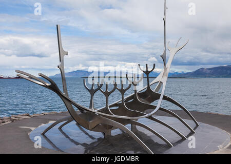 La sculpture 'Le Soleil Voyager' sur le front de mer de Reykjavik Banque D'Images